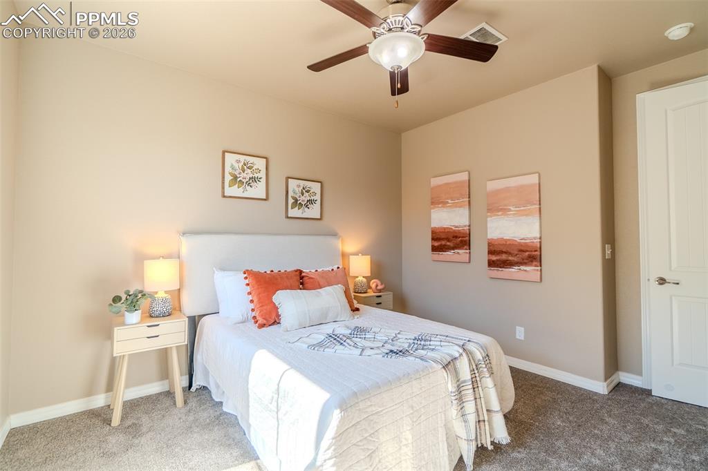 Image 31 of 50: Bedroom