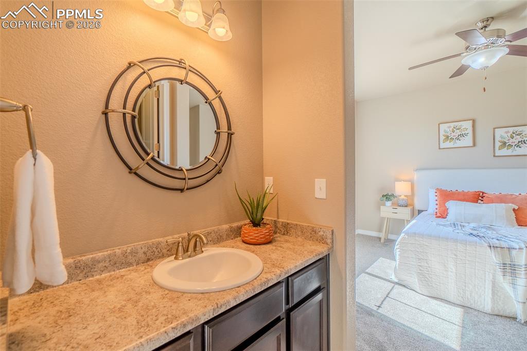 Image 33 of 50: Bathroom