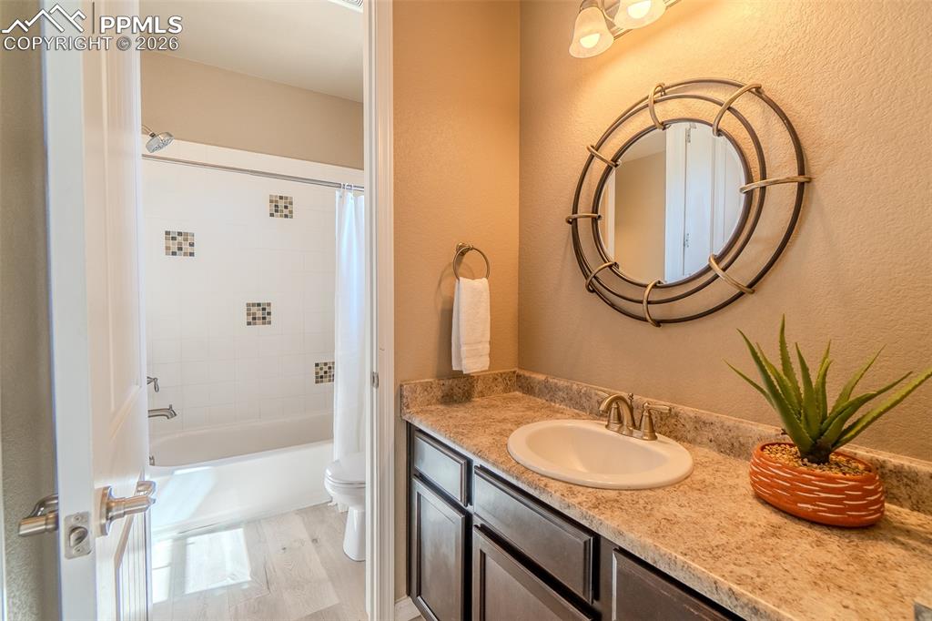 Image 34 of 50: Bathroom