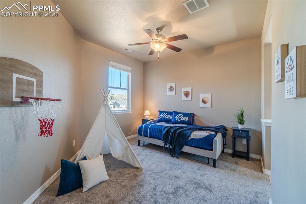 Image 36 of 50: Bedroom