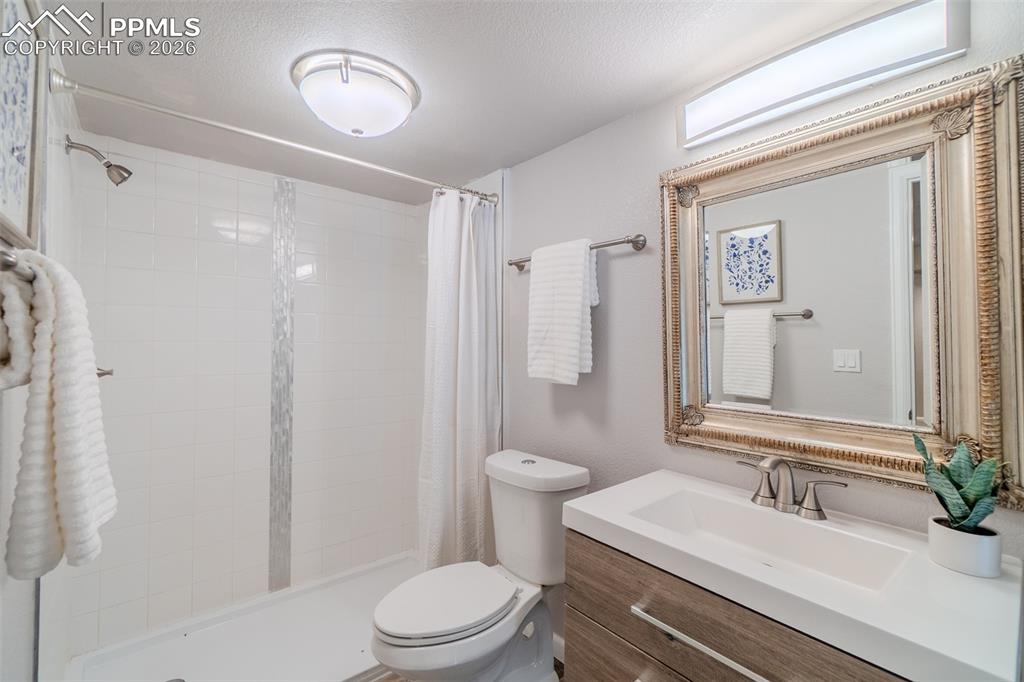 Image 41 of 50: Bathroom