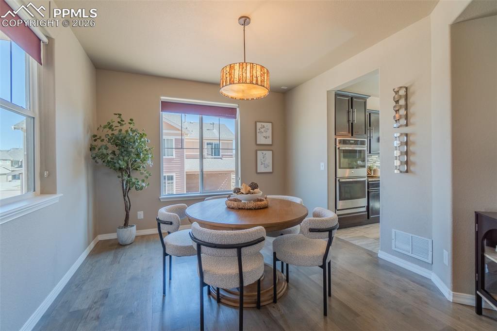 Image 5 of 50: Dining Area