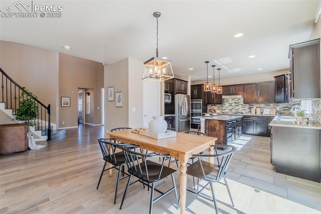 Image 7 of 50: Dining Area