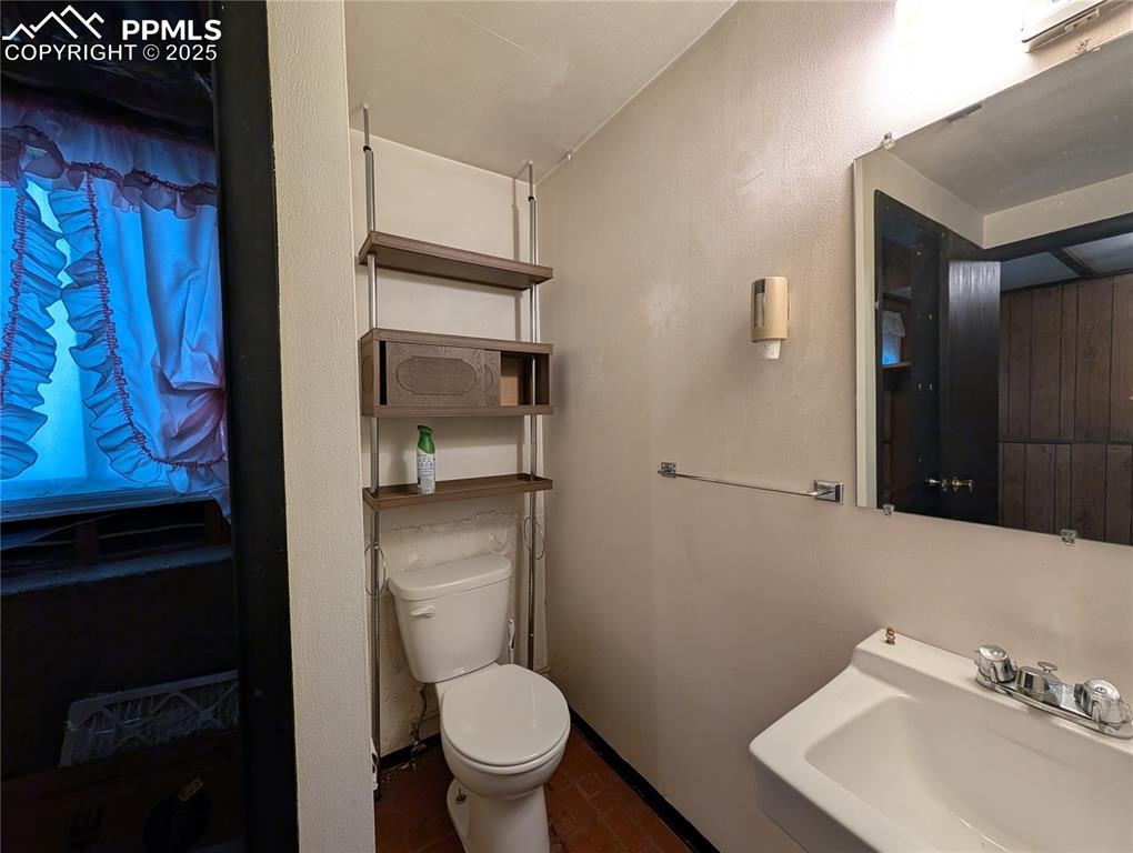 Image 15 of 27: Bathroom