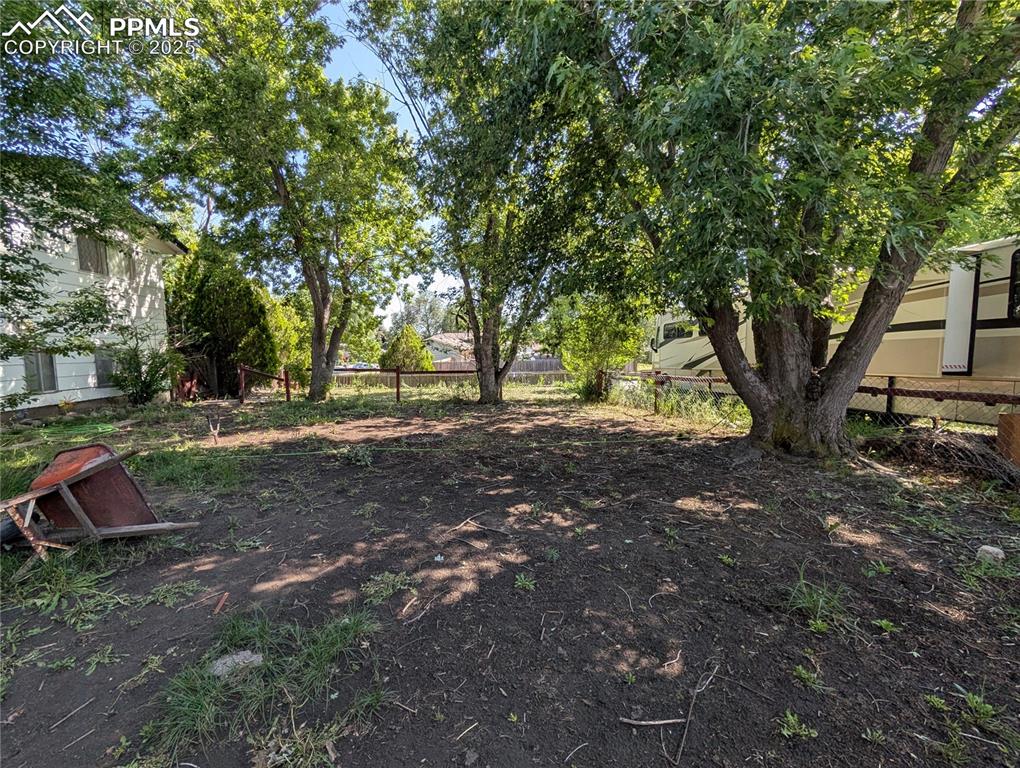 Image 19 of 27: Yard