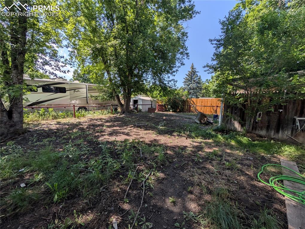 Image 20 of 27: Yard