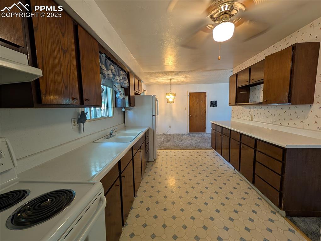 Image 7 of 27: Kitchen