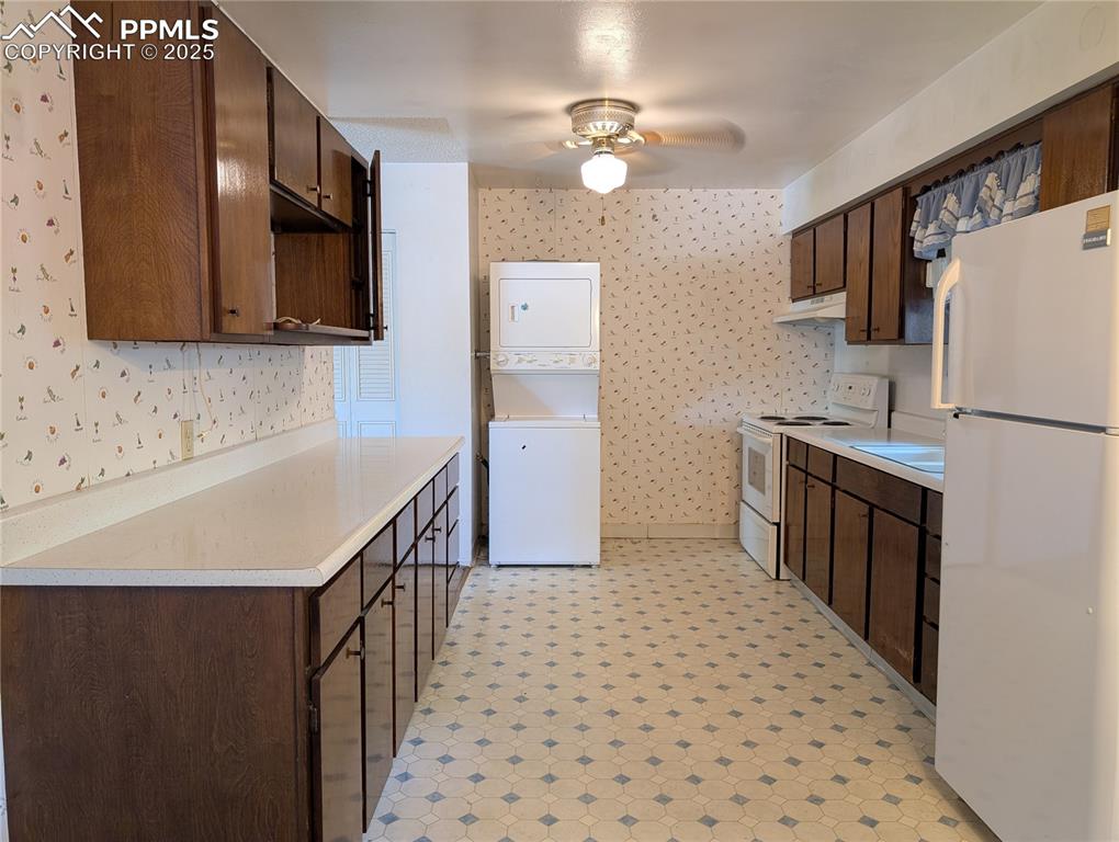 Image 8 of 27: Kitchen
