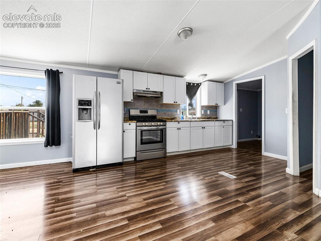Image 10 of 23: Kitchen