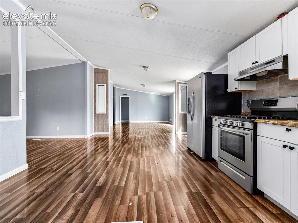 Image 11 of 23: Kitchen