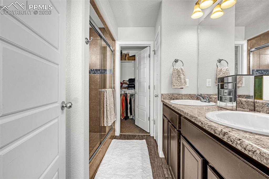 Image 18 of 40: Bathroom