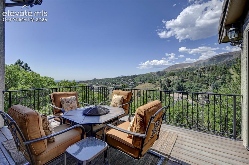 Image 18 of 47: City view side deck