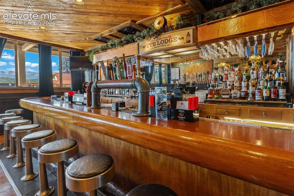 Image 11 of 50: Bar