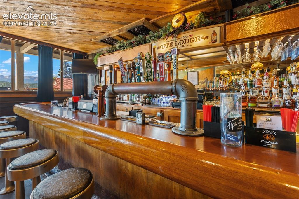 Image 13 of 50: Bar