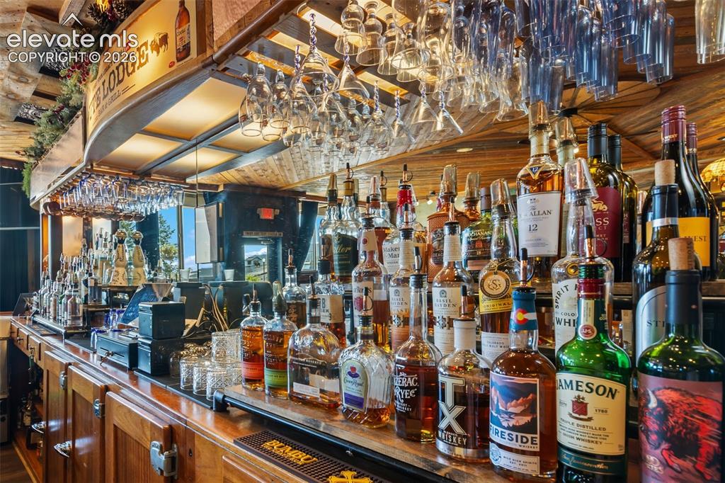 Image 15 of 50: Bar