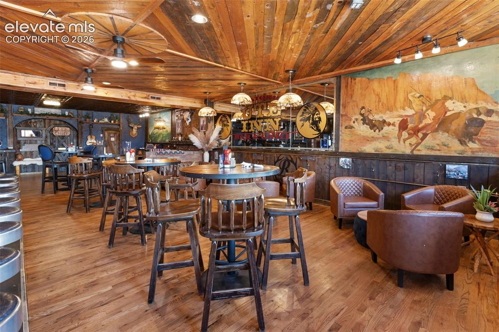 Image 17 of 50: Dining Area