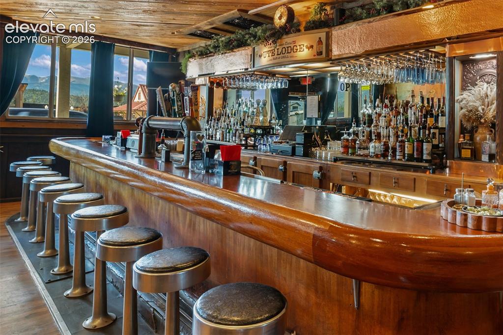 Image 18 of 50: Bar