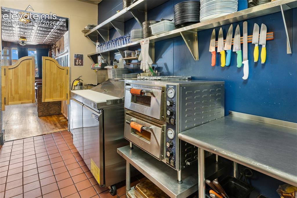 Image 45 of 50: Kitchen