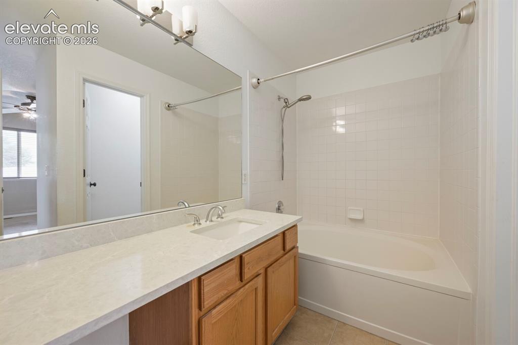 Image 33 of 47: Bathroom