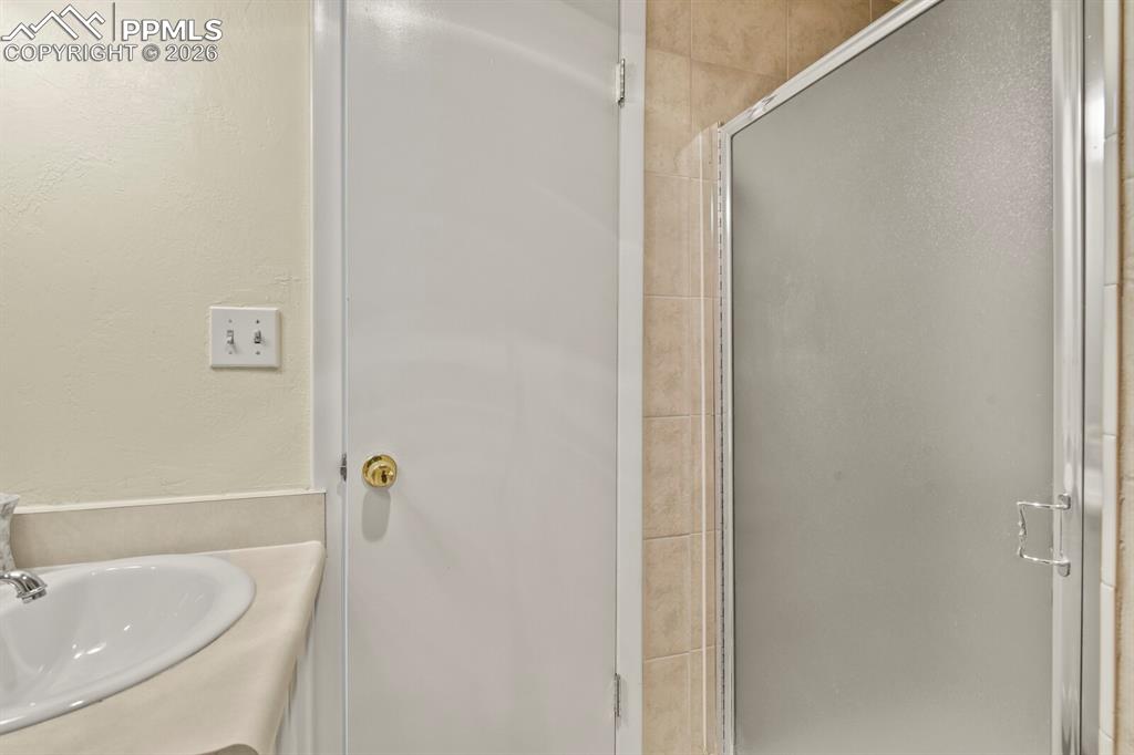 Image 27 of 35: Bathroom