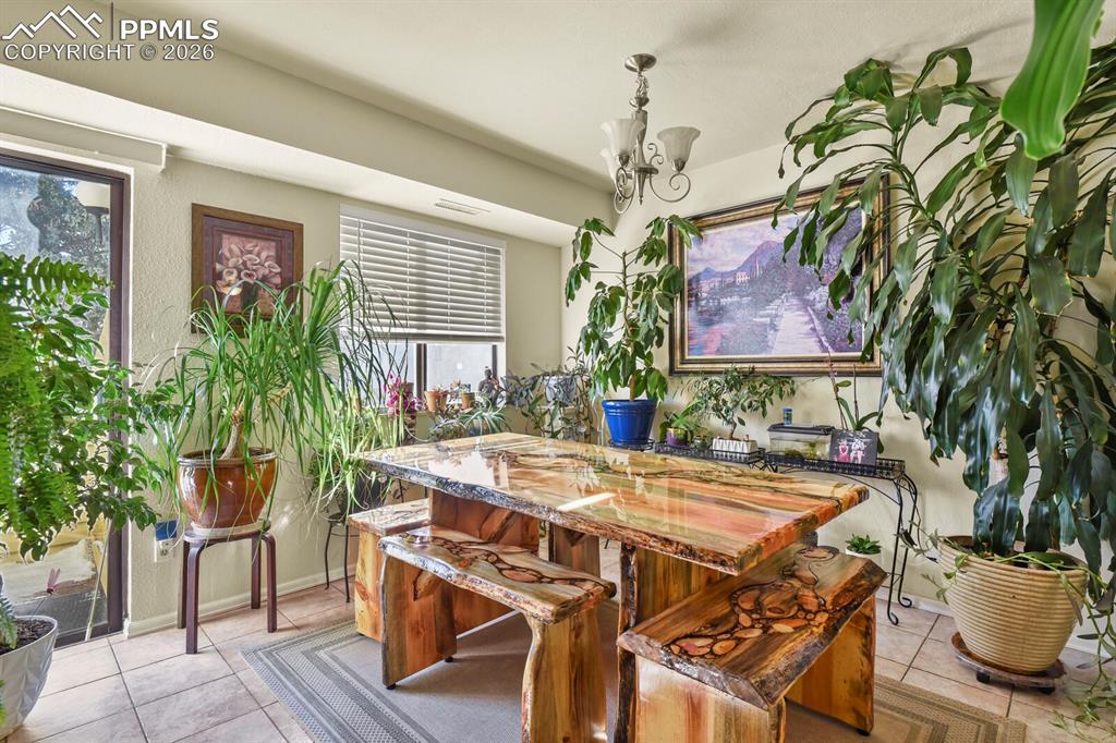 Image 6 of 35: Dining Area