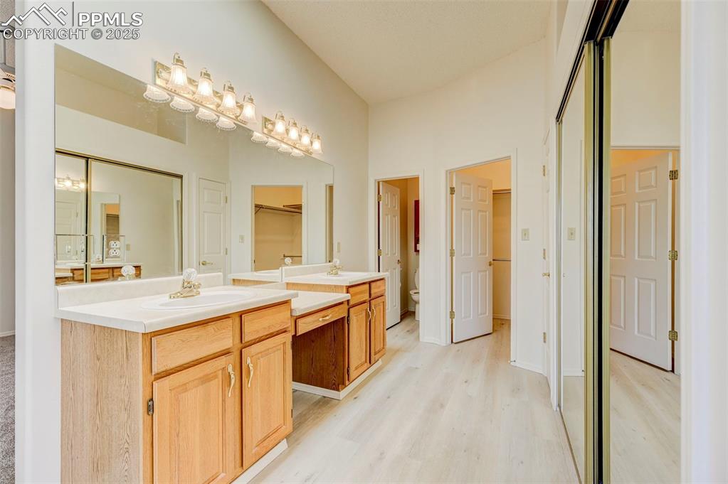 Image 19 of 45: Main level 5-pc bath