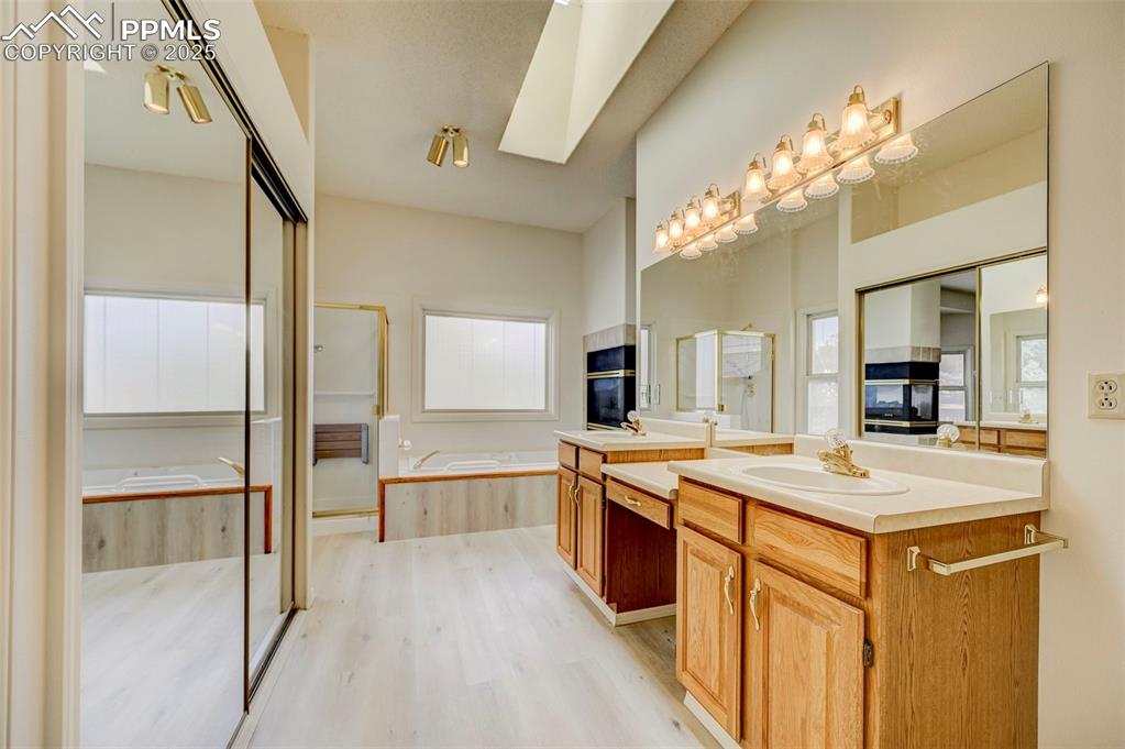 Image 20 of 45: Main level with second closet in suite