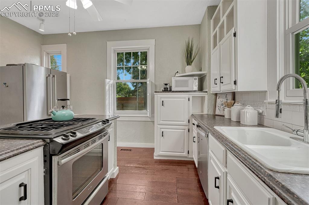 Image 21 of 42: Kitchen