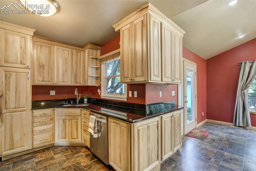 Image 14 of 50: Kitchen