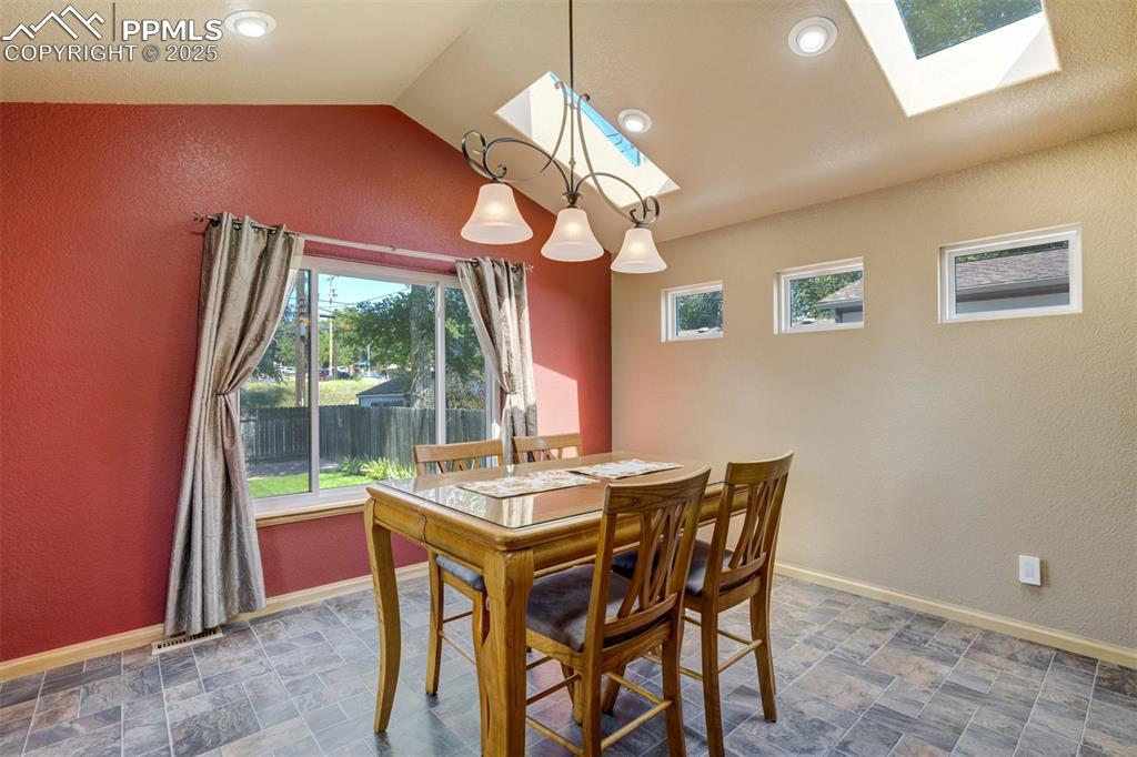 Image 15 of 50: Dining Area