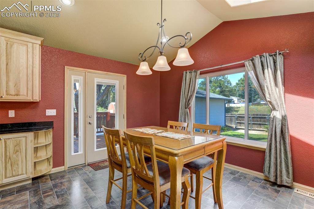 Image 16 of 50: Dining Area