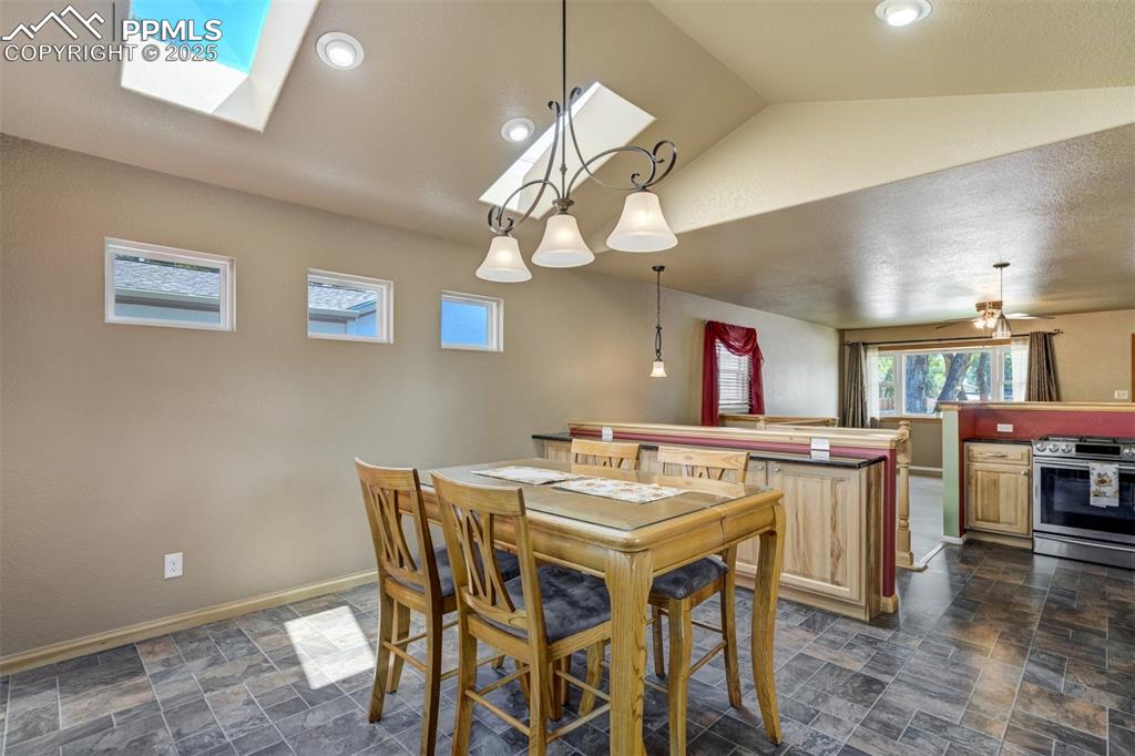 Image 17 of 50: Dining Area