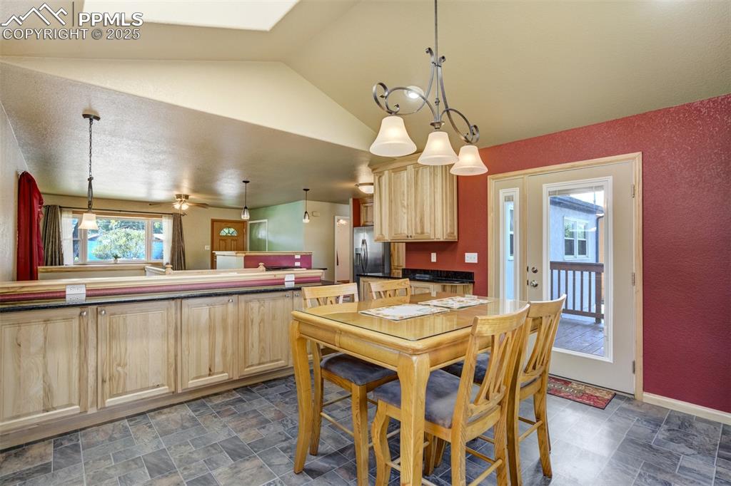 Image 18 of 50: Dining Area 