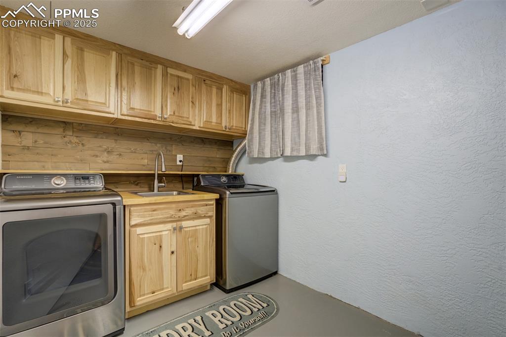 Image 31 of 50: Washer/Dryer included