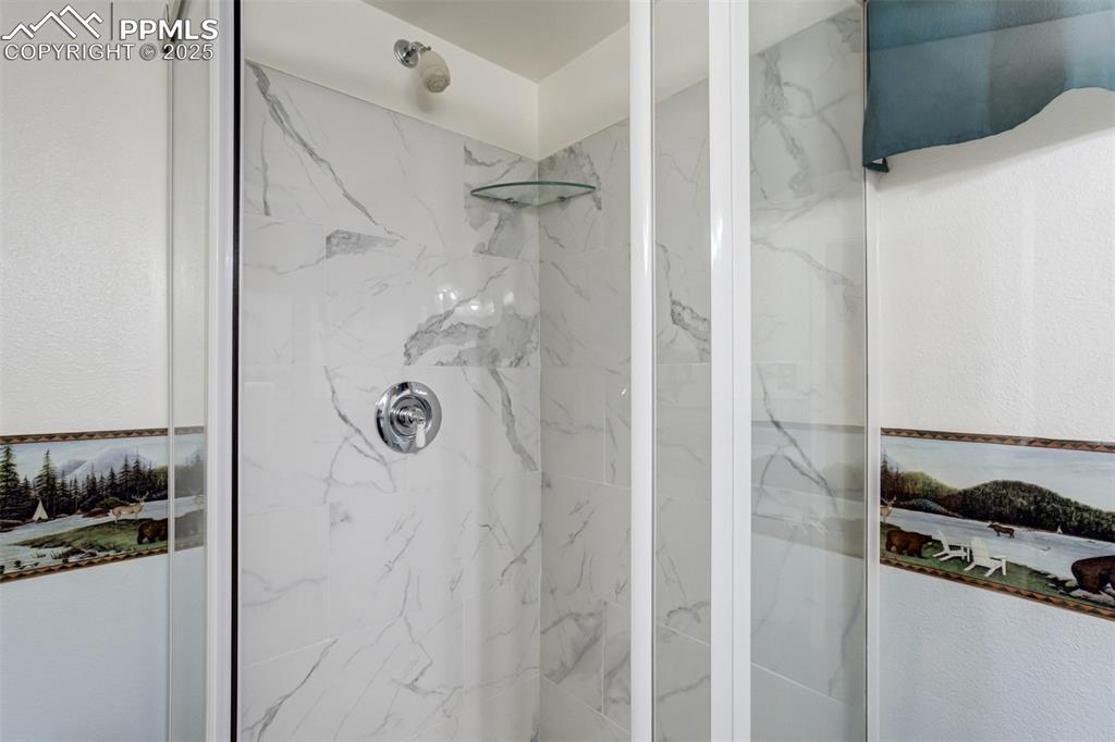 Image 38 of 50: Bathroom