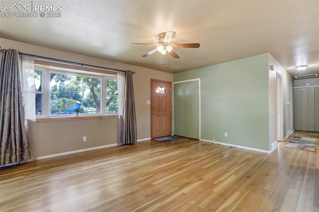 Image 6 of 50: Living Room