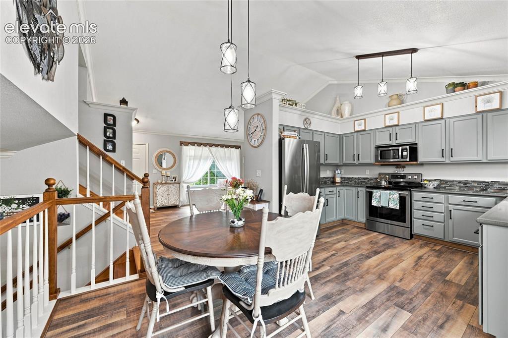 Image 10 of 45: Dining area