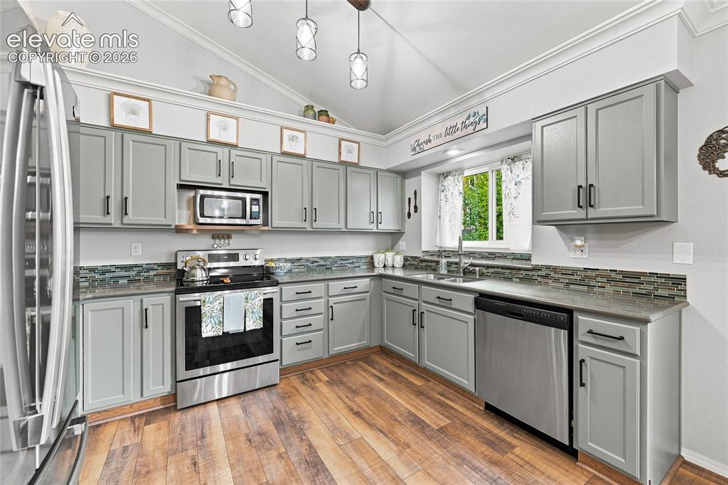 Image 12 of 45: Spacious kitchen