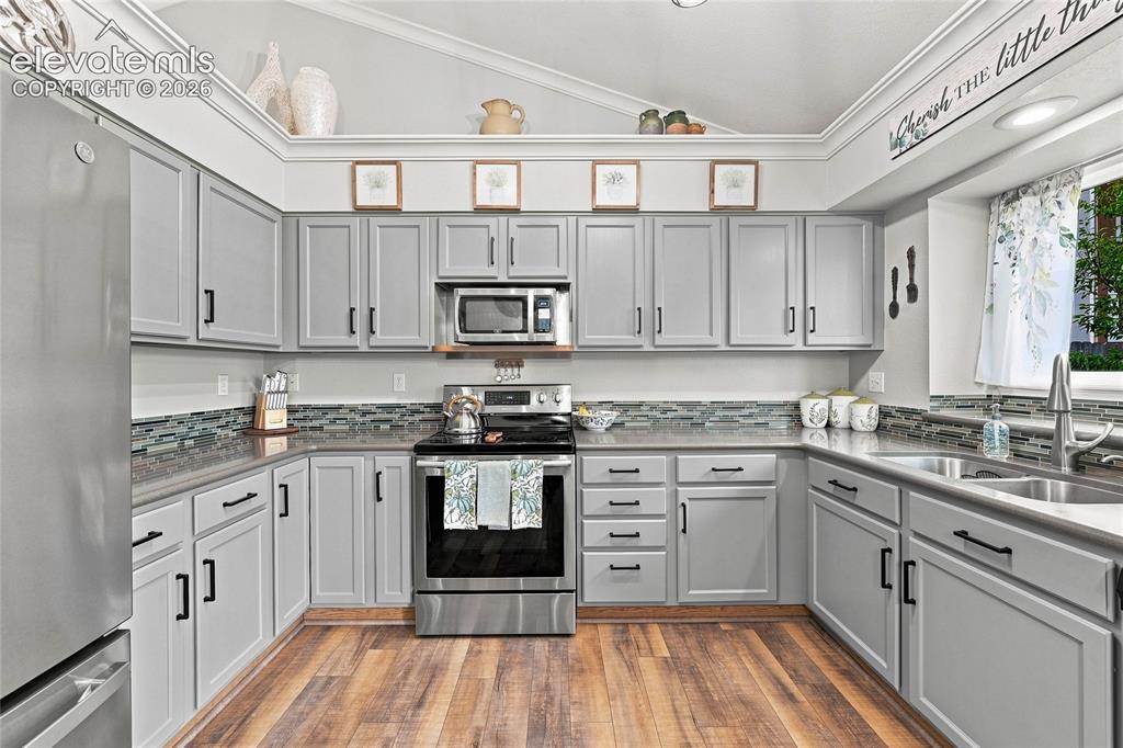 Image 13 of 45: Kitchen