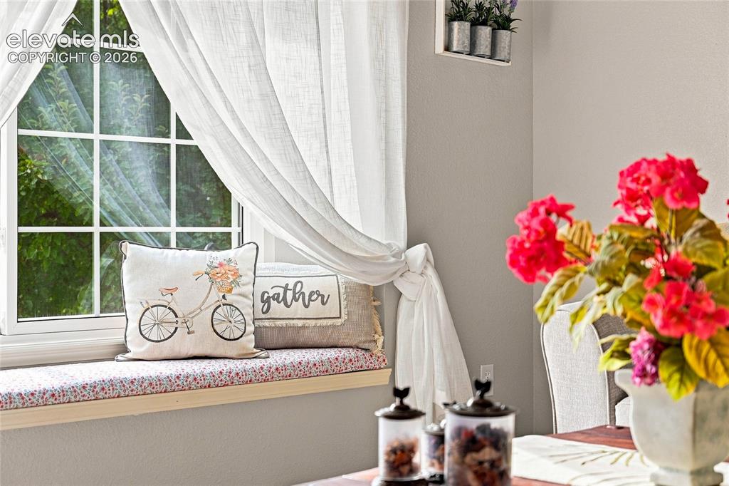 Image 7 of 45: Cozy window bench