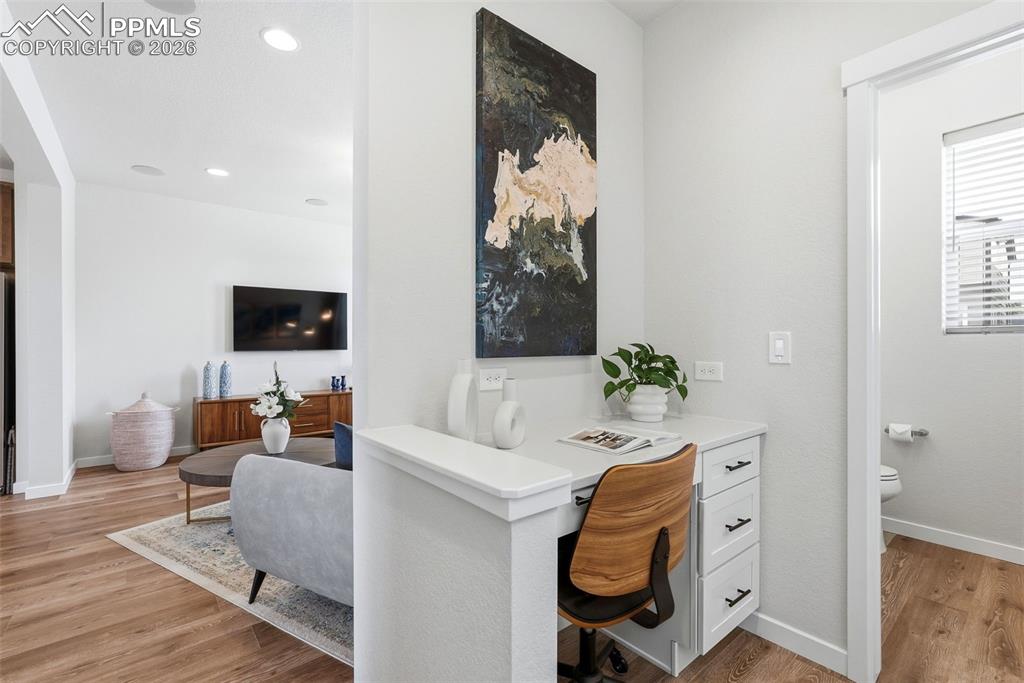 Image 21 of 49: Office