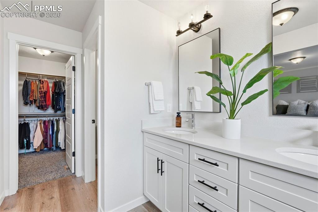 Image 33 of 49: Bathroom