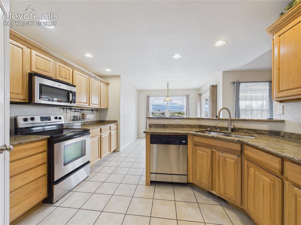 Image 14 of 41: Kitchen