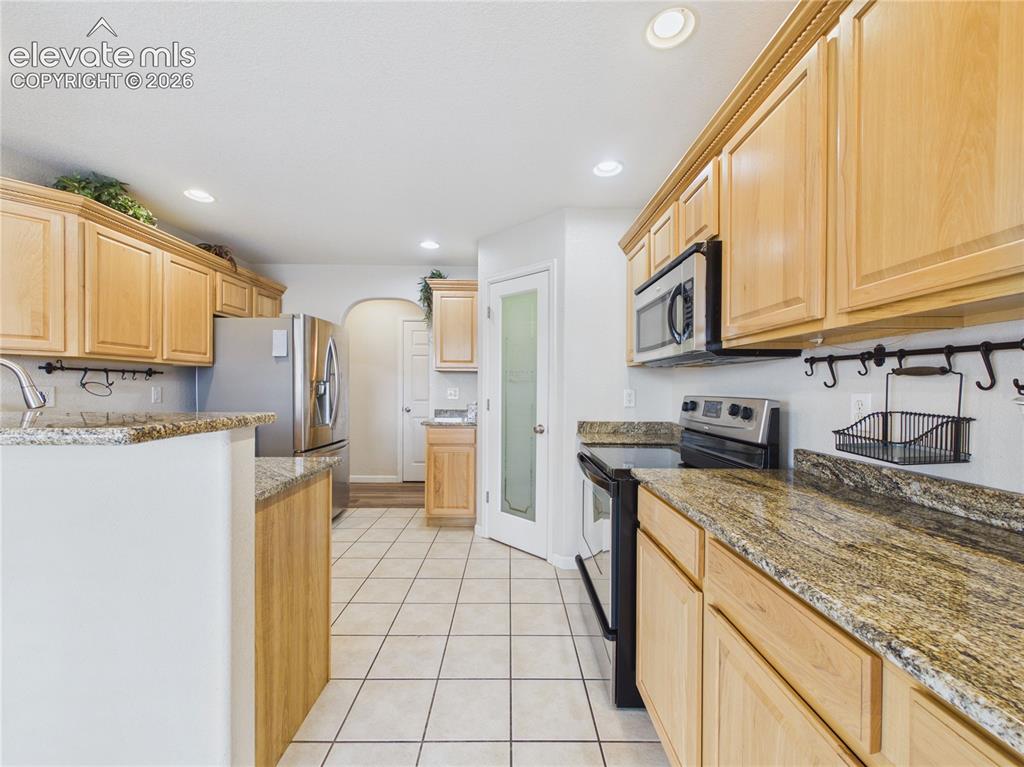 Image 15 of 41: Kitchen