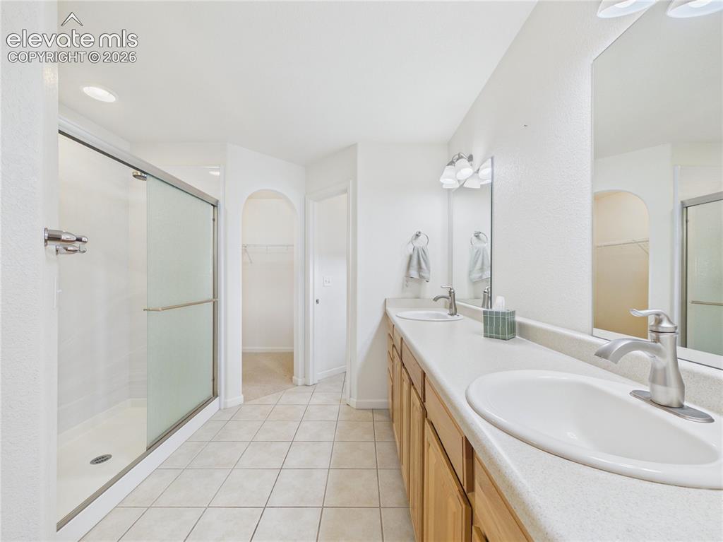 Image 18 of 41: Bathroom