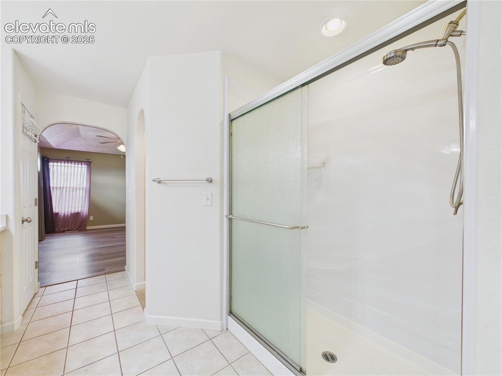 Image 19 of 41: Bathroom