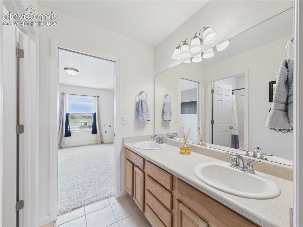 Image 22 of 41: Bathroom