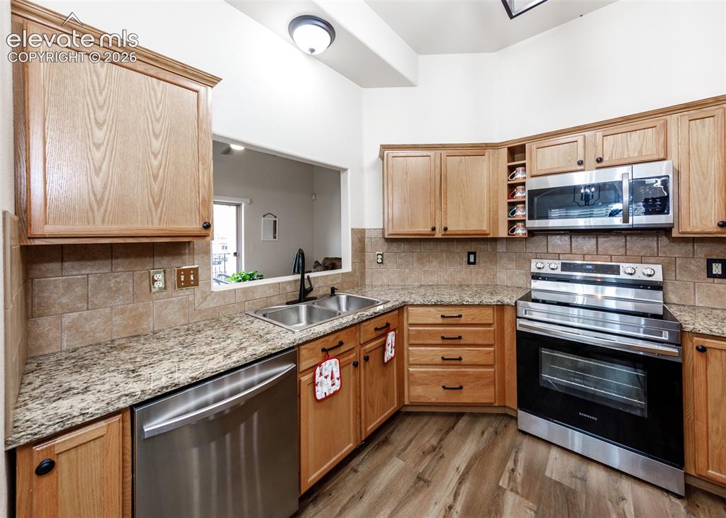 Image 15 of 35: Kitchen