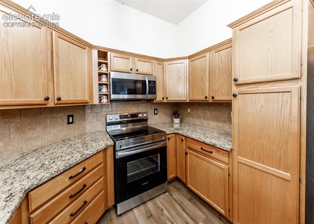 Image 16 of 35: Kitchen