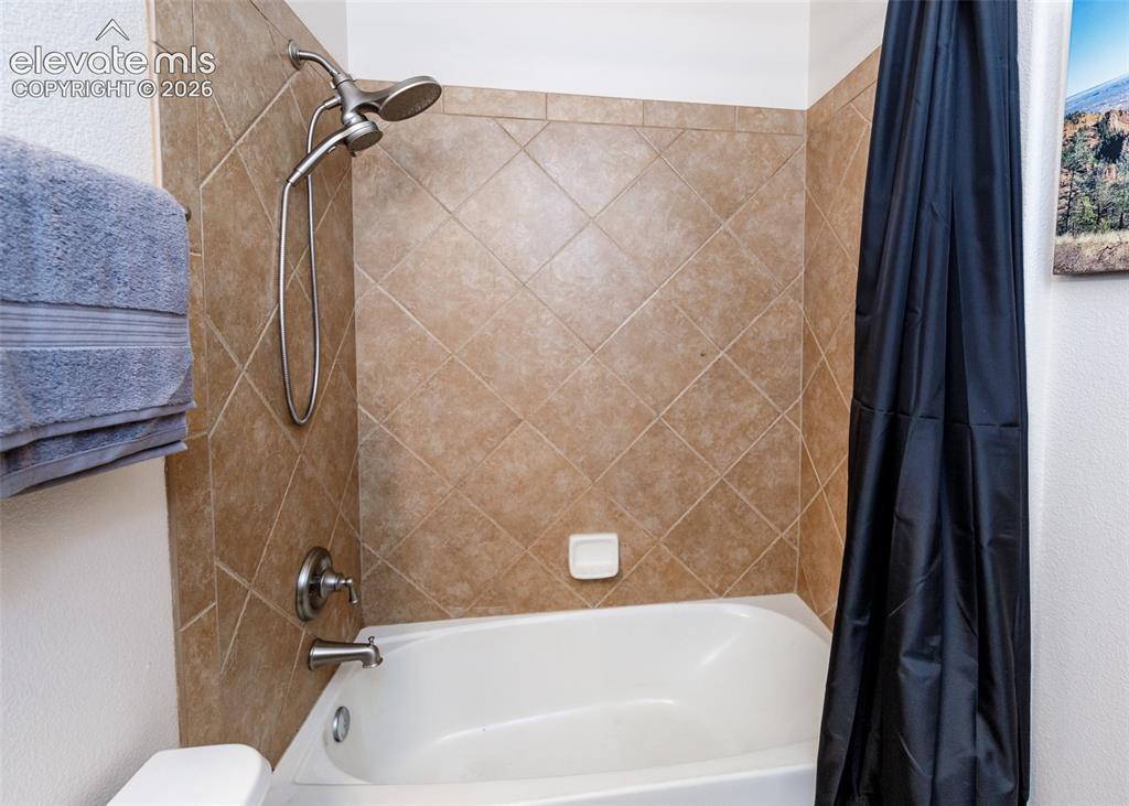 Image 31 of 35: Bathroom